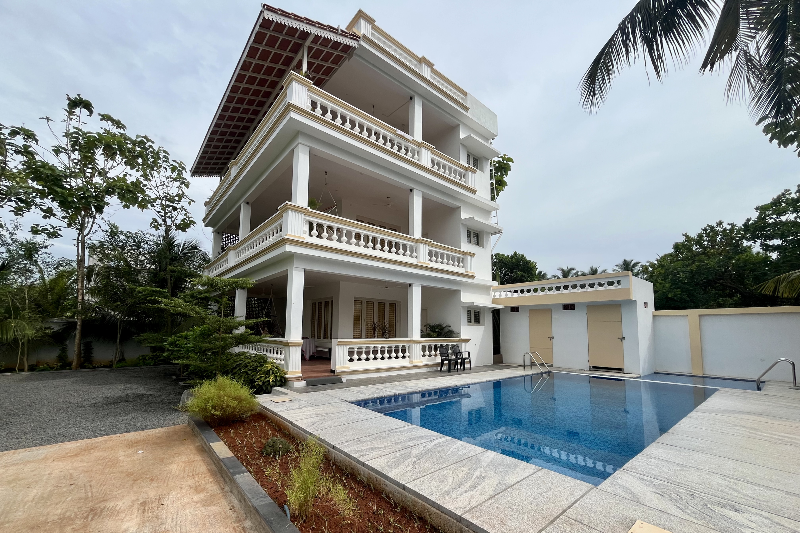 Villa Ivory Front view with swimming and garden. Best stay in auroville